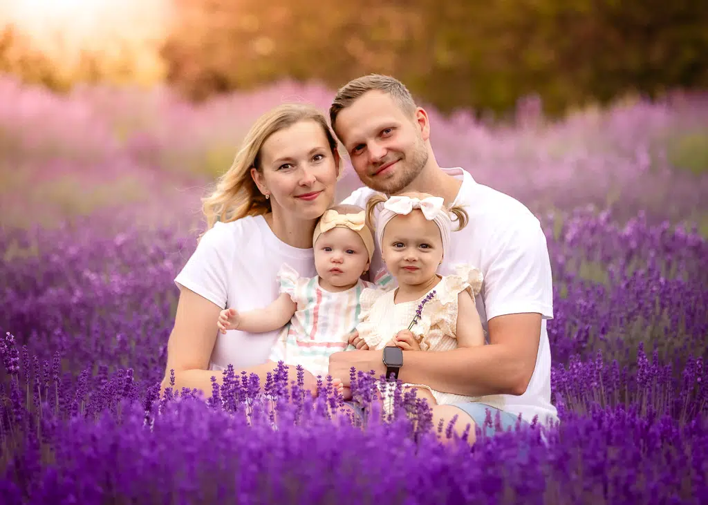 Maminka, tatínek a dcery při focení v levanduli